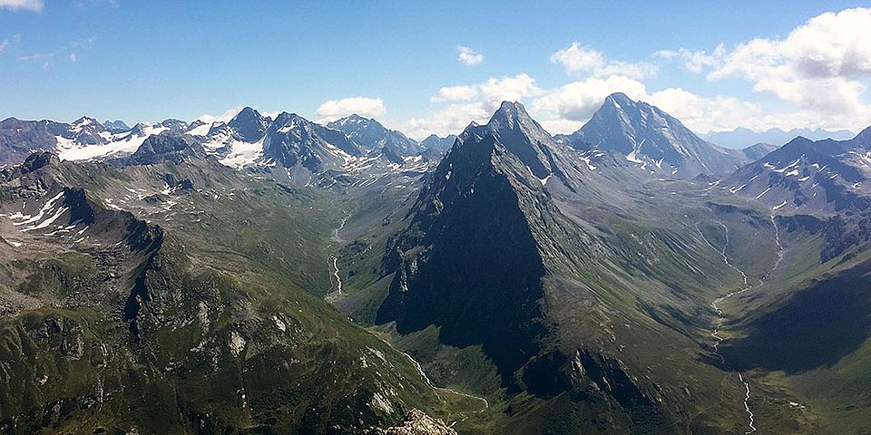 Blick über die Schweizer Alpen, vom Pischahorn in Richtung der Gipfelgruppe der Plattenhörner. (Foto: Sabine Rumpf)